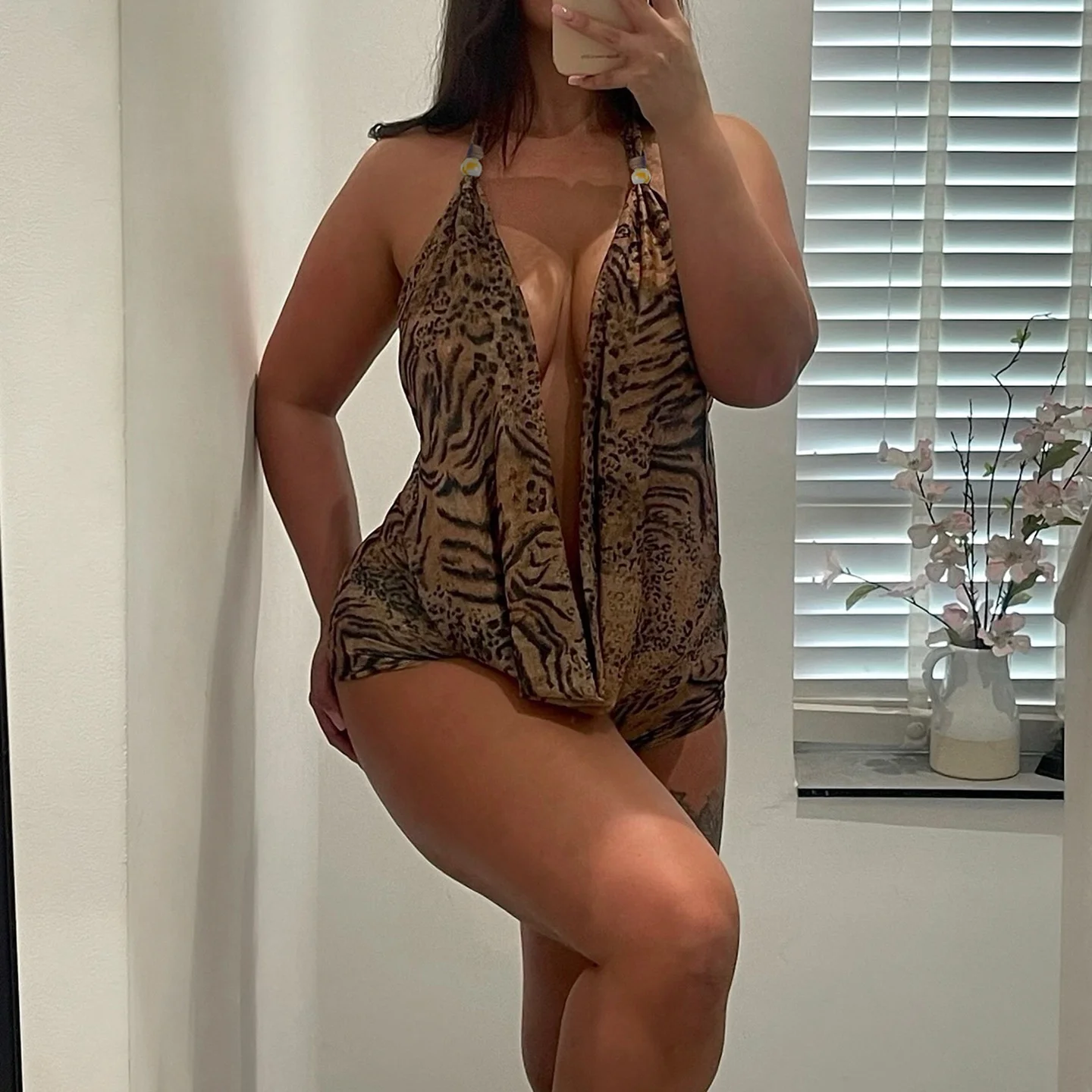 

Комплект из двух предметов с леопардовым принтом: топ с открытыми плечами и глубоким V-образным вырезом, открытая спина, шорты с низкой талией. Сексуальный женский летний комплект, повседневная одежда.