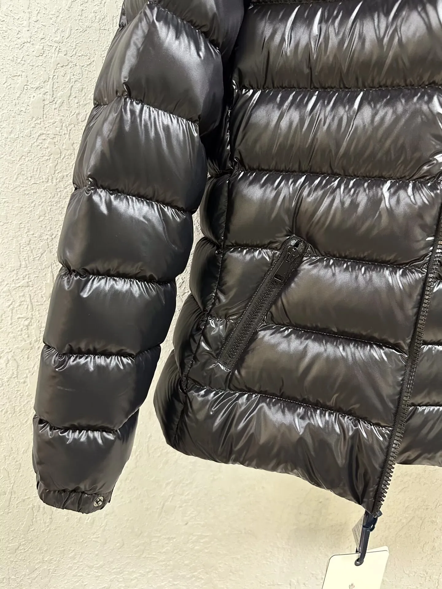 블랙 글로시 슬리밍 후드 다운 재킷, 고급스러운 질감과 보온성을 자랑하는 가을 겨울용 글로시 다운 재킷