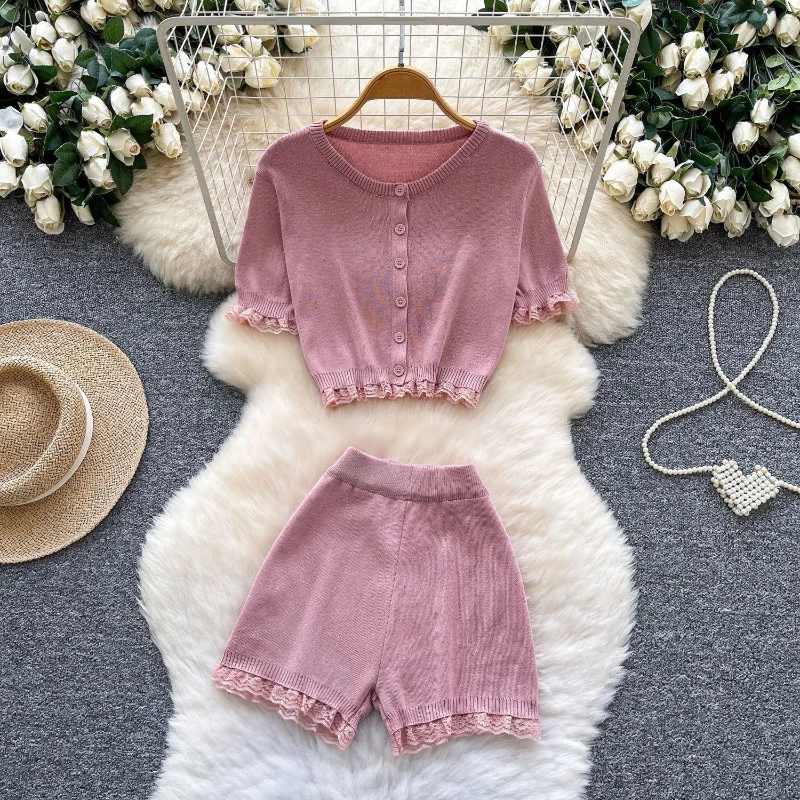 

Повседневный спортивный комплект из двух предметов для женщин: топ с круглым вырезом и кружевным декором, короткий рукав + эластичные шорты с высокой талией и широкими штанинами.