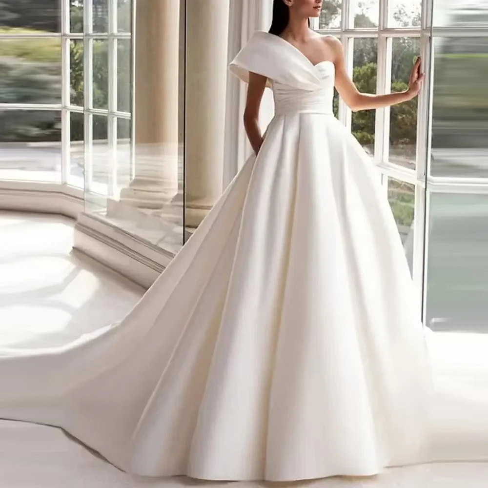 

Современное минималистское свадебное платье трапециевидной формы по индивидуальному заказу для женщин, атласный жилет с оборками на одно плечо, свадебное платье на пуговицах