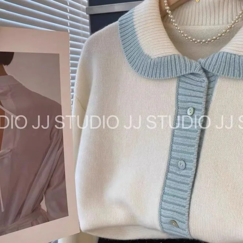 Colletto per bambola, maglione polo cardigan lavorato a maglia bianco sporco, giacca ricamata con riso viola, top autunnale e invernale