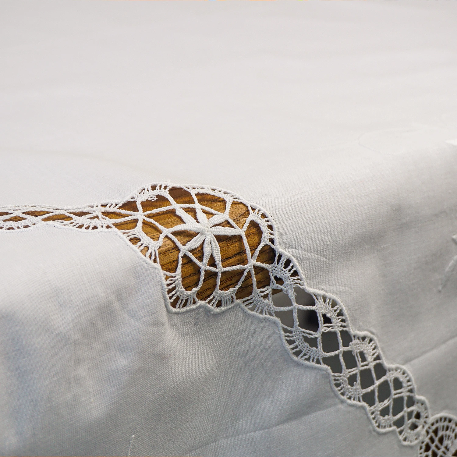 Vintage Baumwoll-Leinen Tischdecke mit Handgemachter Häkelspitze Elegante Bestickte Cutwork-Tischdecke Dekoration für Esszimmer Hochzeit – Detail 3