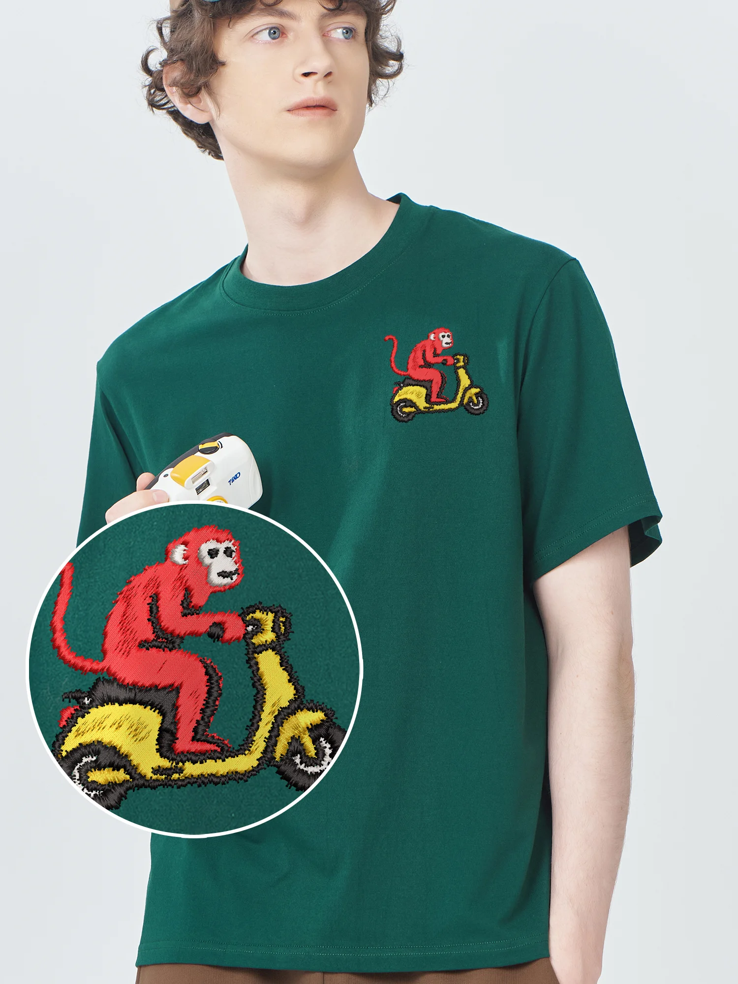

Riding Electric Vehicle Monkey Embroidered Tee Shirt Luxury Designer Comfortable Oversized Embroidery T Shirt For Men Women