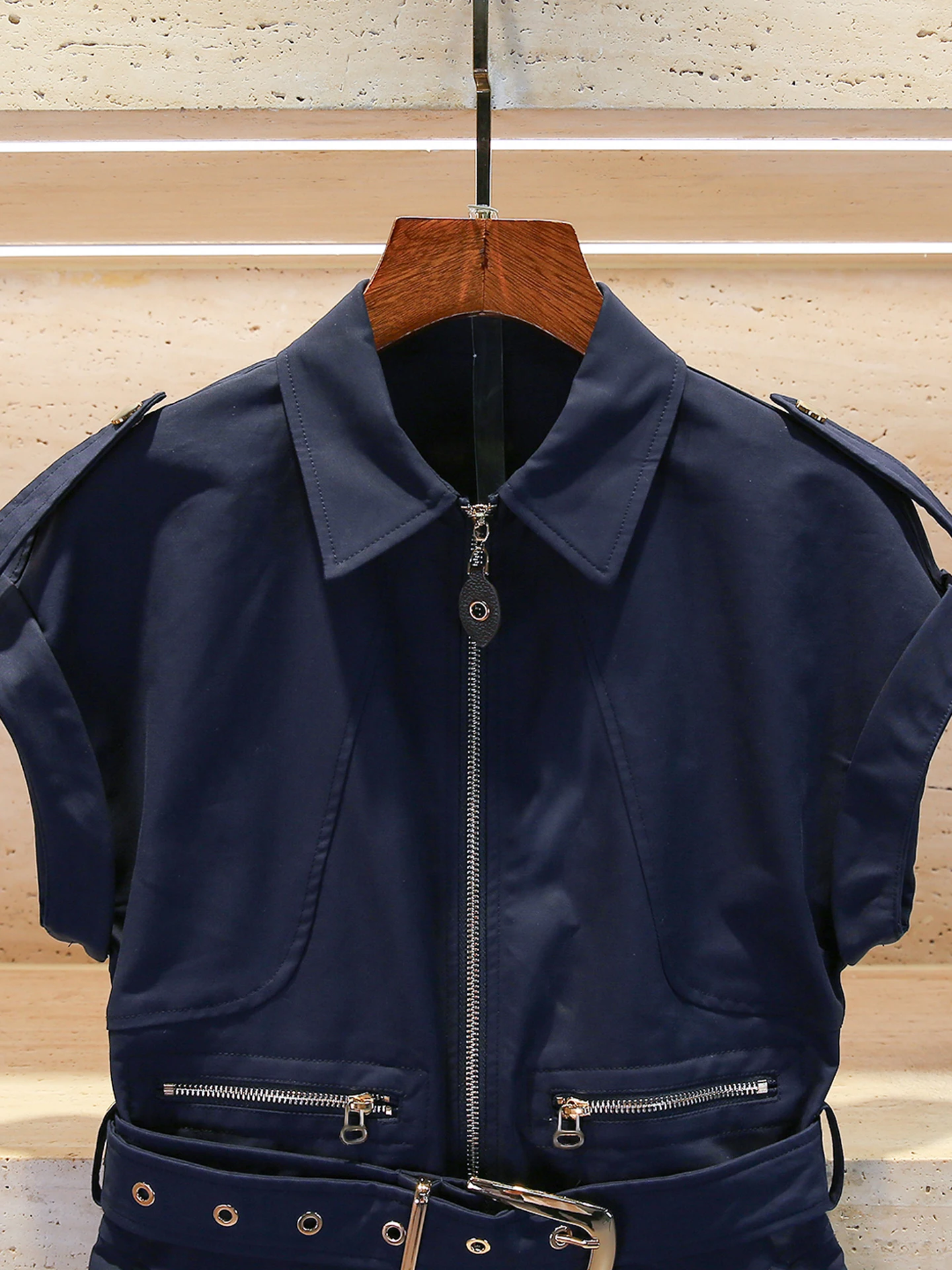 Elegancka damska spódnica z wysokim stanem, rozkloszowana, z paskiem, zapinana na zamek, idealna do pracy, jesień, styl biznesowy.