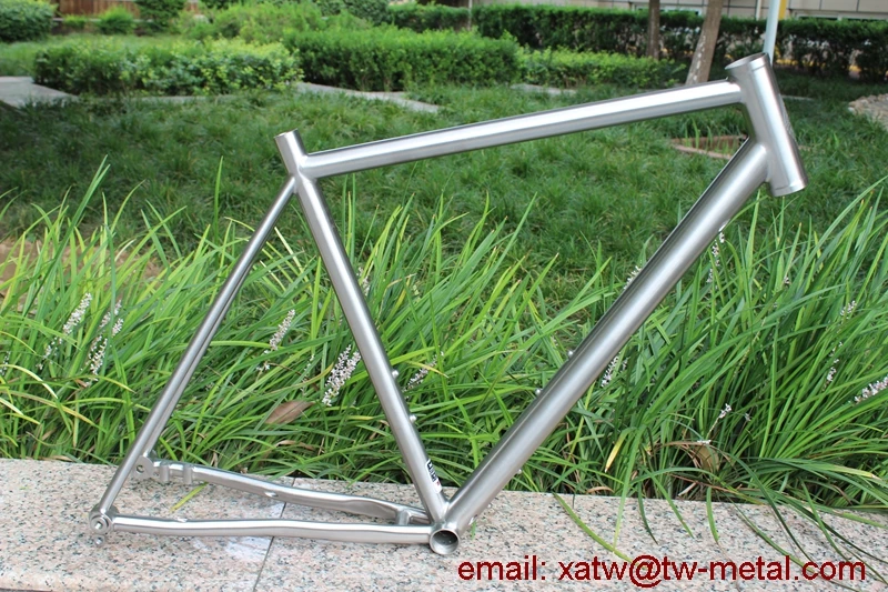 titanium gravel bicycle frame weldless Titanium road bike frame thru axle dropout Titanium gravel bike frames weldless