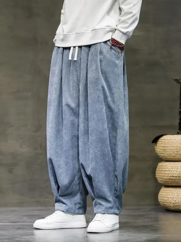 بنطلون شتوي رجالي من القطيفة السميكة مبطن بالفرو فضفاض وواسع الساق بتصميم عتيق يعكس الحيوية الشبابية