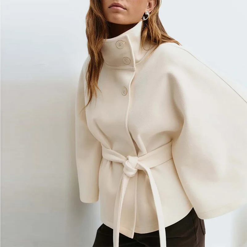 เสื้อโค้ทผู้หญิงสีพื้นแฟชั่นสำหรับฤดูใบไม้ร่วงและฤดูหนาว คอตั้ง ติดกระดุม มีเข็มขัด สไตล์คลุมไหล่ สง่างาม เหมาะสำหรับใส่ไปทำงาน แขนยาว ผลิตจากโพลีเอสเตอร์