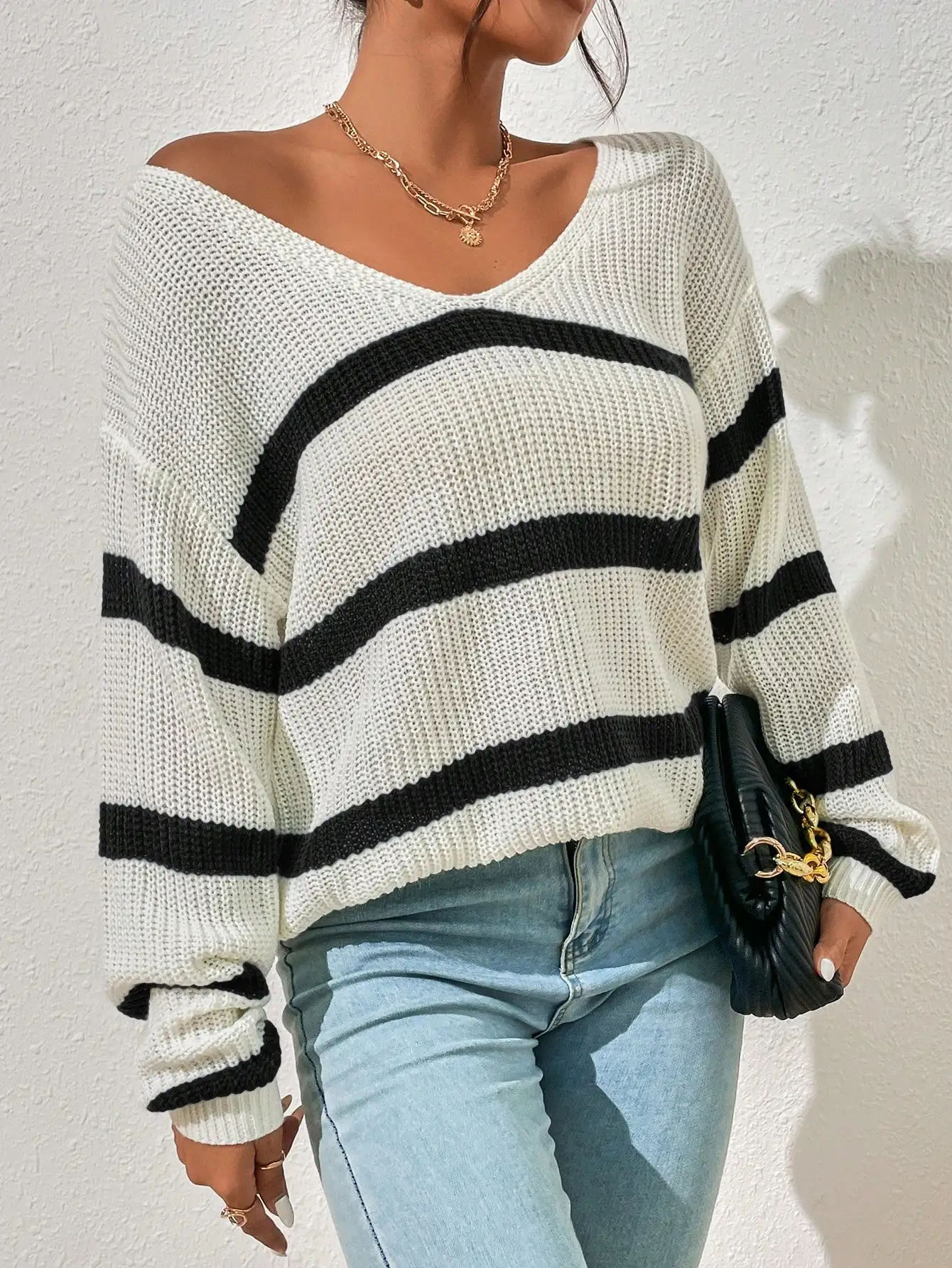 Sweter z dzianiny w paski z dekoltem w serek i obniżonymi ramionami, długi rękaw, casualowy top na jesień i zimę.