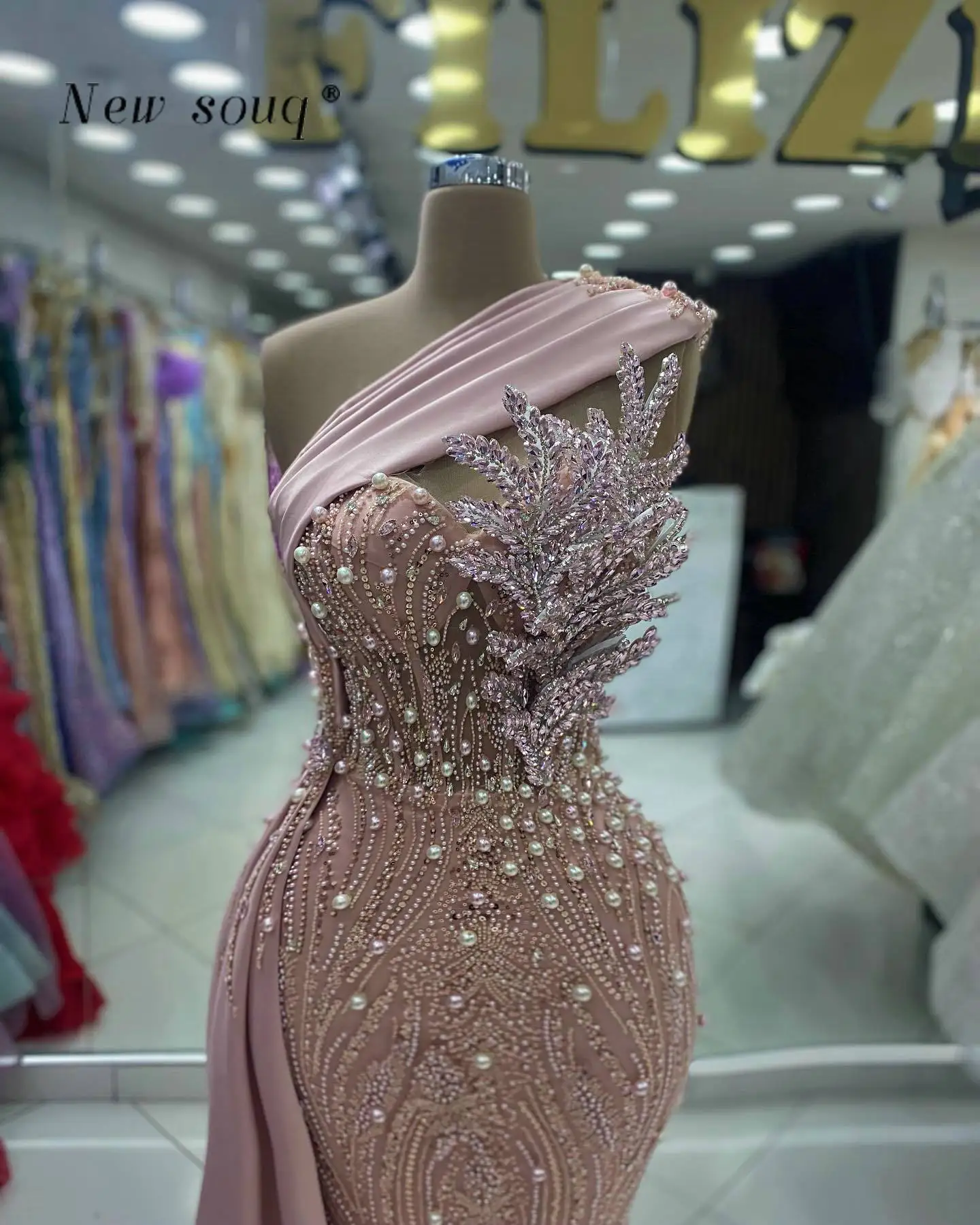 Vestidos de Noche de sirena con cola de satén lateral para niñas negras, vestidos de fiesta de graduación con perlas y cristales, color rosa y Nude, hechos a medida, 2024