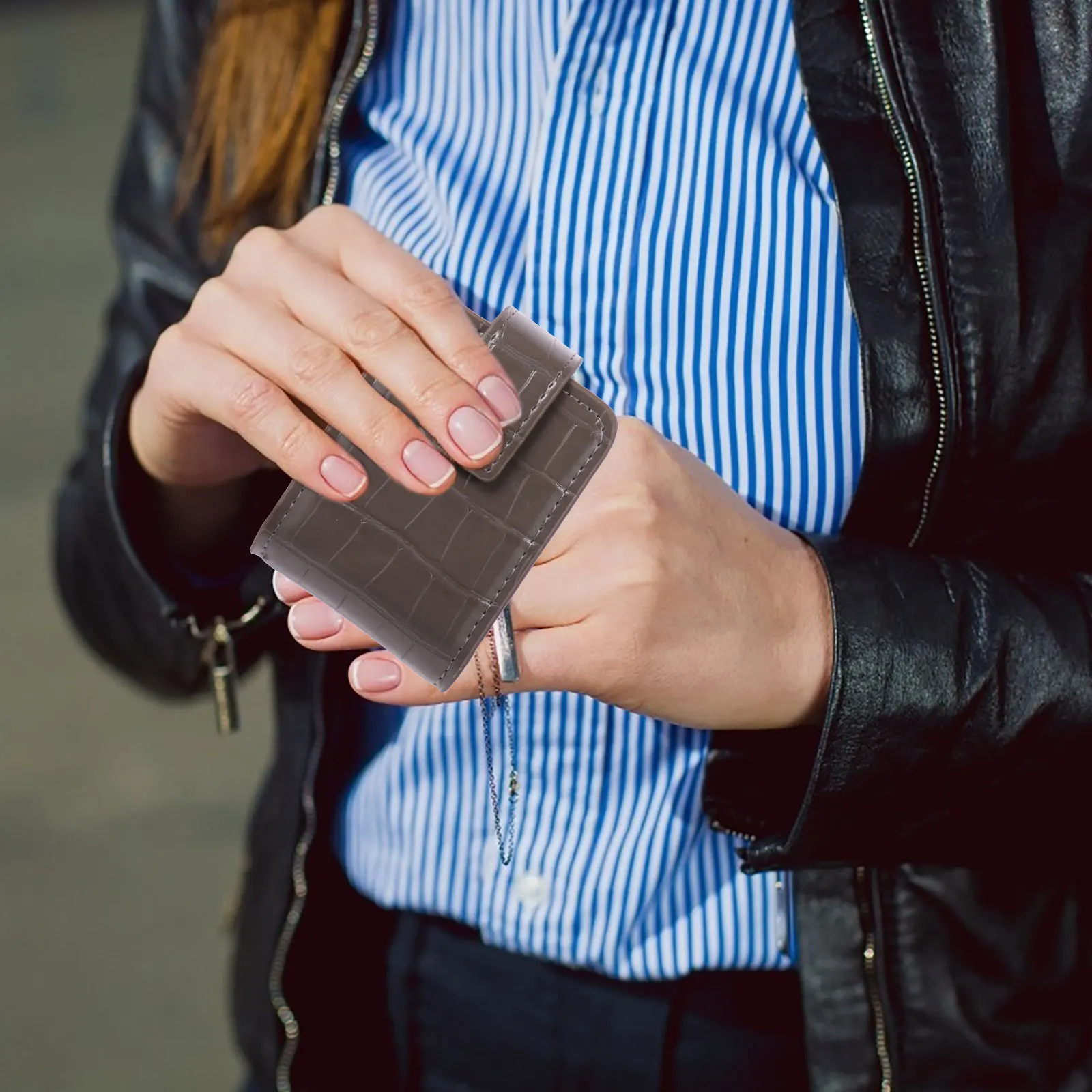 ที่ใส่ลิปสติกแบบกระเป๋าขนาดเล็กพร้อมกระจกในตัว ดีไซน์ปุ่มปิดที่ใช้งานง่ายสำหรับชุดลำลองและชุดทางการ