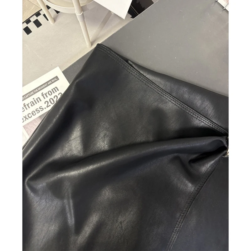 レディース ブラック PU レザー 非対称ヒップラップ ミニスカート、A ライン ストリートウェア、韓国デザイン、冬、レトロスタイル、デザインセンス