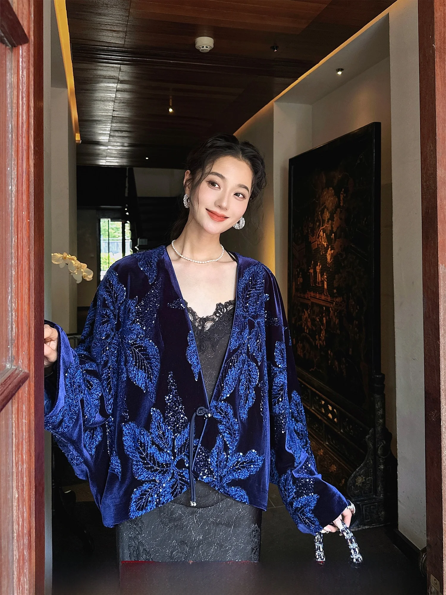 

Женская куртка Sanji Bla Flower из китайского бархата с вышивкой бисером и пайетками, новинка ранней осени, модный тренд