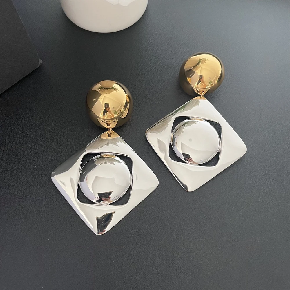 

2024 Fashion French Designer Geometrically Exaggerated Ear Clip Earrings Vintage Luxury Jewelry Hight Quality Party Gift