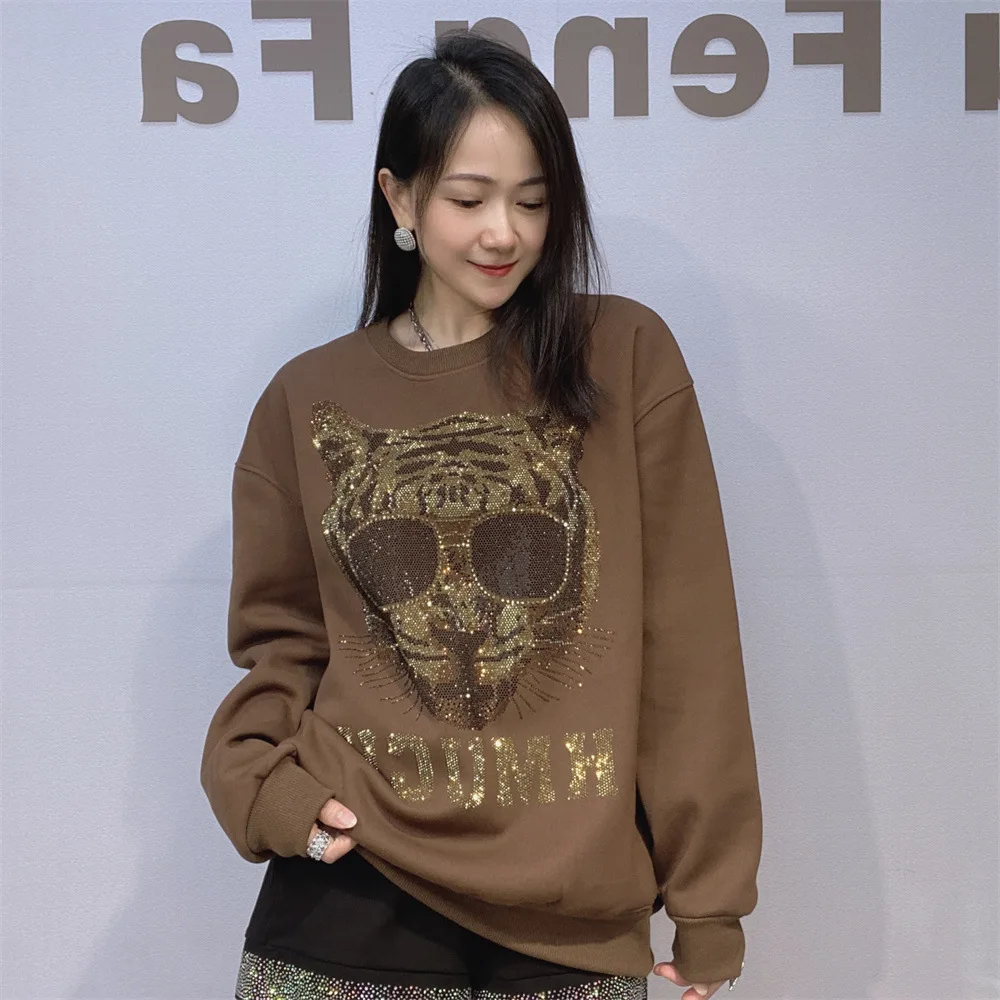 เสื้อฮู้ดดี้กำมะหยี่หนานุ่มทรงโอเวอร์ไซส์สำหรับผู้หญิง เสื้อผ้าฤดูหนาว ลายการ์ตูนเสือเพชร เสื้อถักทรงหลวม เสื้อสเวตเชิ้ต