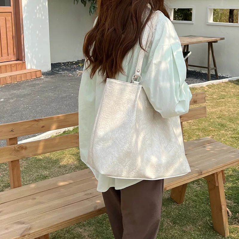

Large capacity textured tote bag for women, niche and versatile, early spring new model, 2025 shoulder bag
