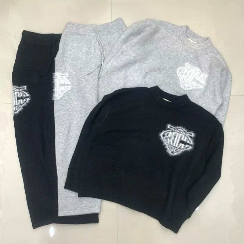 

Свитер унисекс CLUB в минималистском стиле с жаккардовым логотипом и круглым вырезом