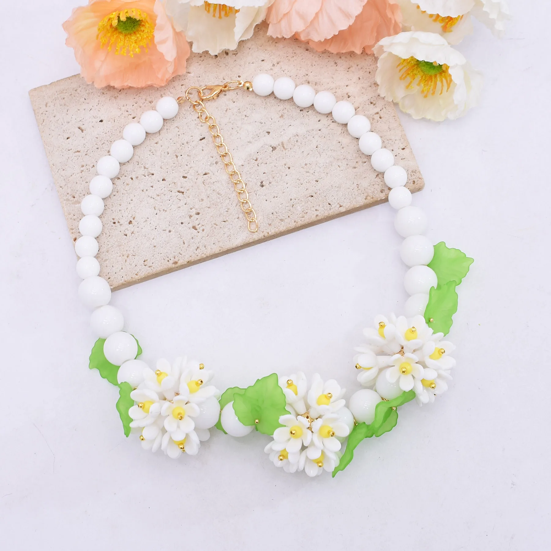 

Summer fresh and versatile round bead necklace for women niche design flowers necklace high-end light luxury collarbone chain