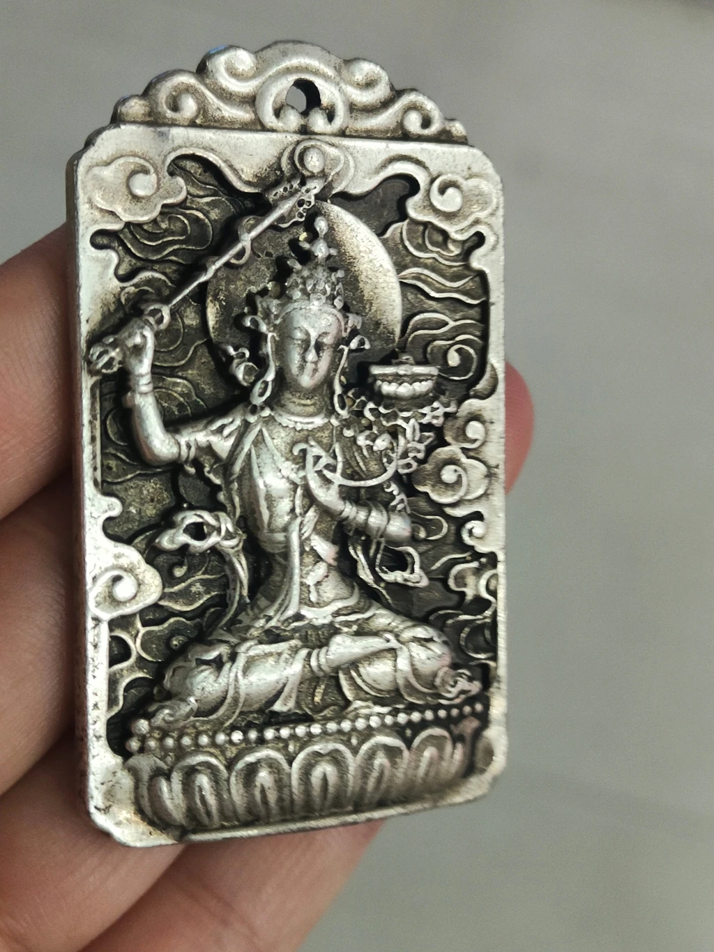 الرجعية الفضة التبتية على الوجهين نحت Manjushri Guanyin العلامة التجارية الأخضر الأم قلادة الصين هدية