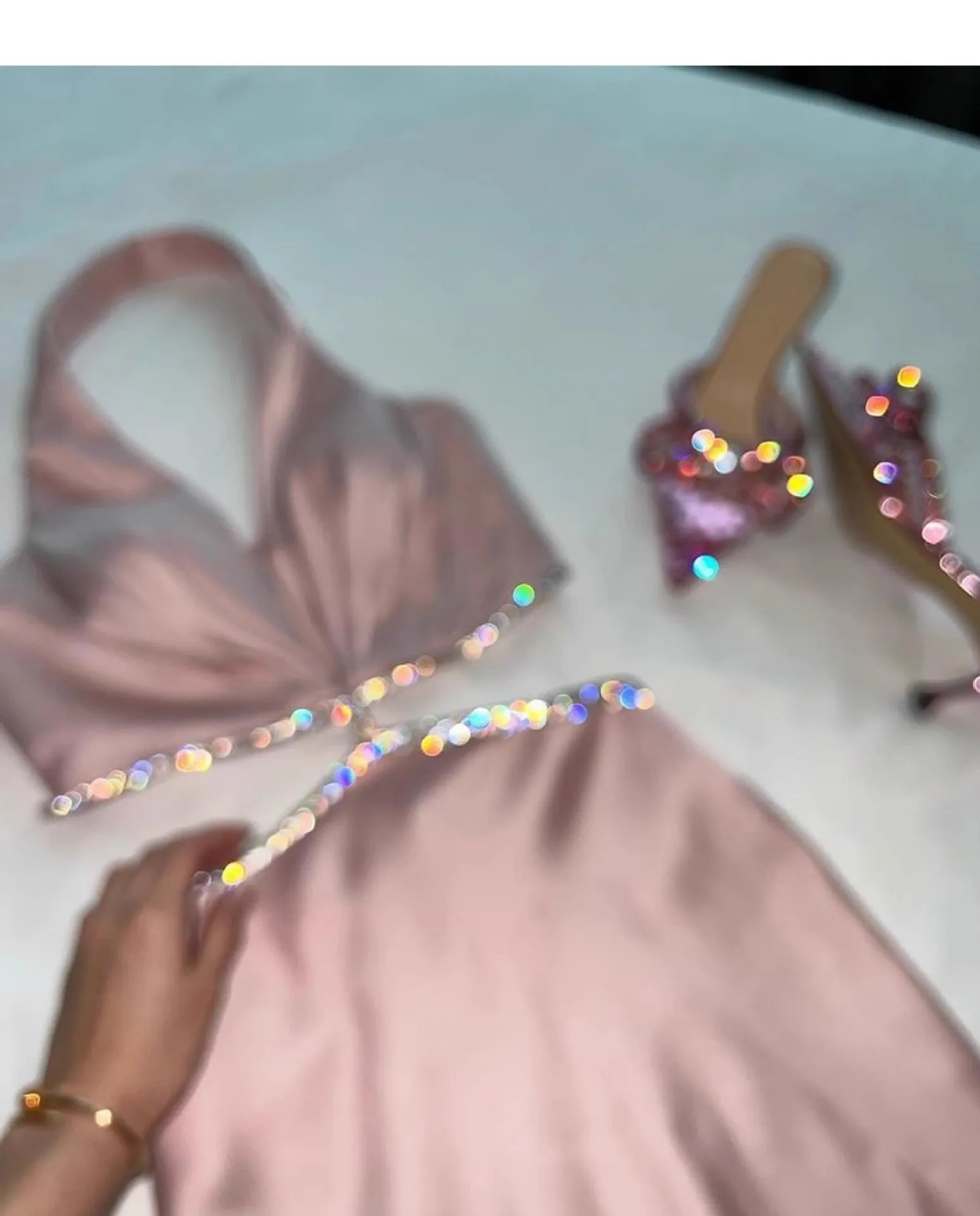 Elegancka letnia sukienka na ramiączkach z dekoltem w serek, satynowa sukienka na studniówkę, imprezę, syreni krój, seksowna, modna, damska, bez rękawów, z diamentami, ażurowa, długa sukienka.