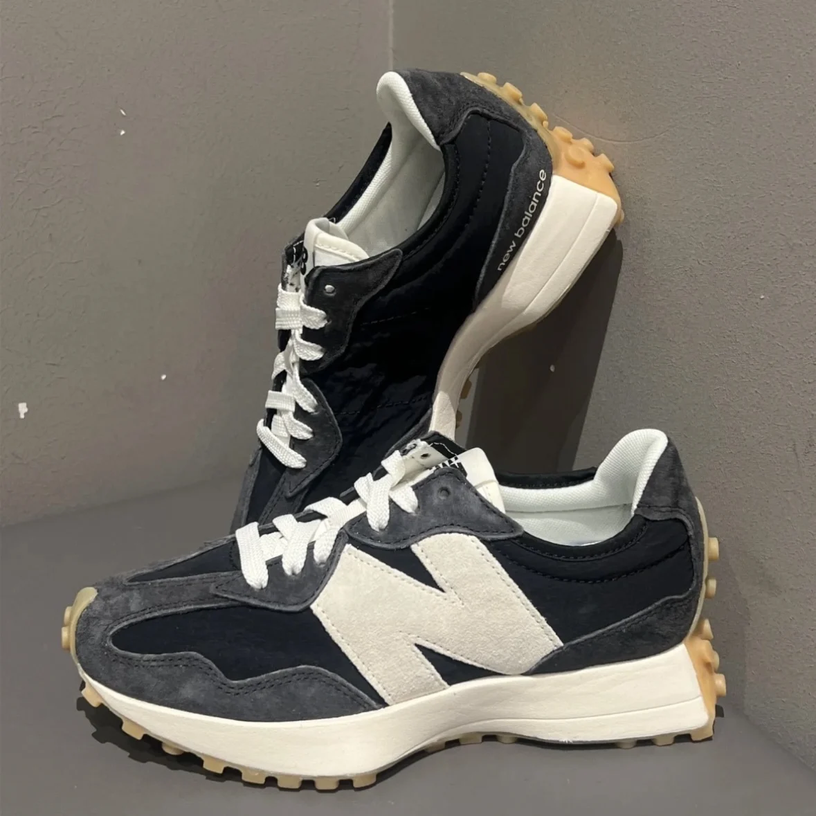حذاء الجري New Balance NB 327 Retro المتين المنخفض القطع للرجال والنساء، باللونين الأسود والأزرق #2