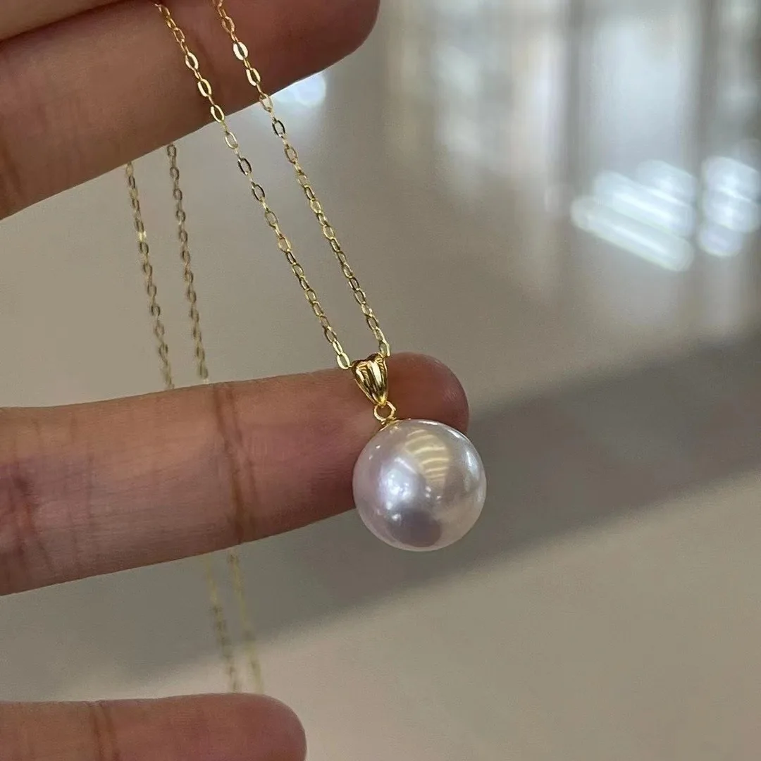 

Колье с подвеской из натурального пресноводного жемчуга 10-11 мм, почти круглой формы, с незначительными дефектами, застежка из 18-каратного золота с серебряной цепочкой, классическое ювелирное изделие