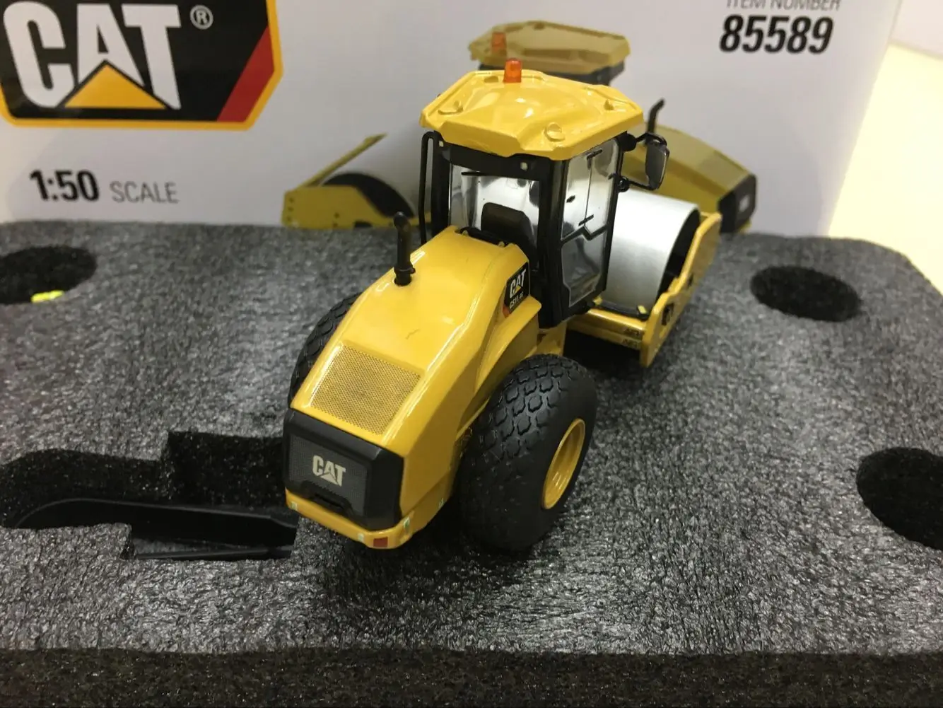 Cat CS11 GC Vibratory Soil Compactor 1/50 Scale Metal Model Diecast Masters 85589