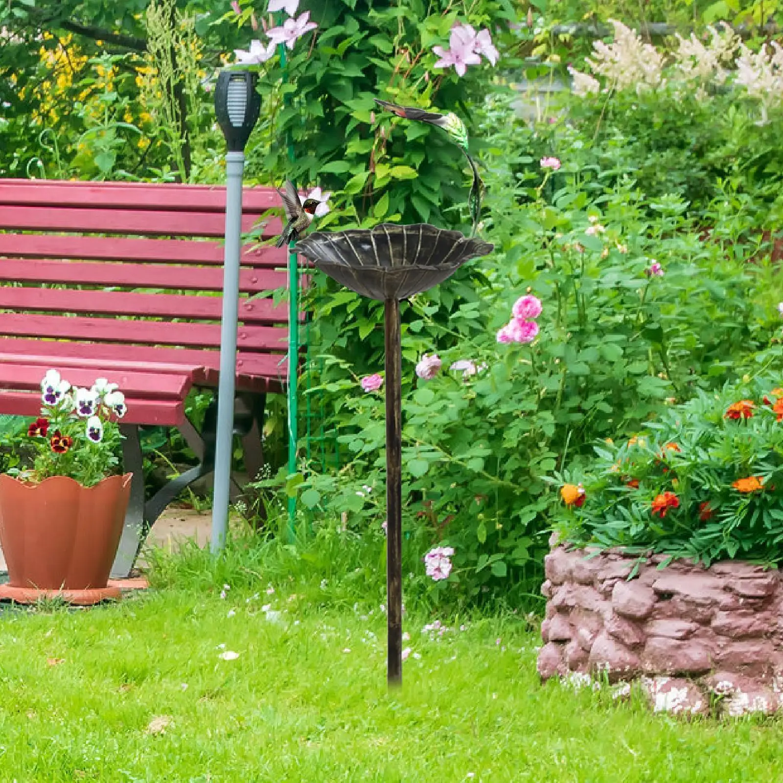 金属製の鳥の浴場 屋外庭園用 鳥の浴場装飾 新築祝い レトロデザイン 3本足の杭ベース 鳥の餌台 中庭用