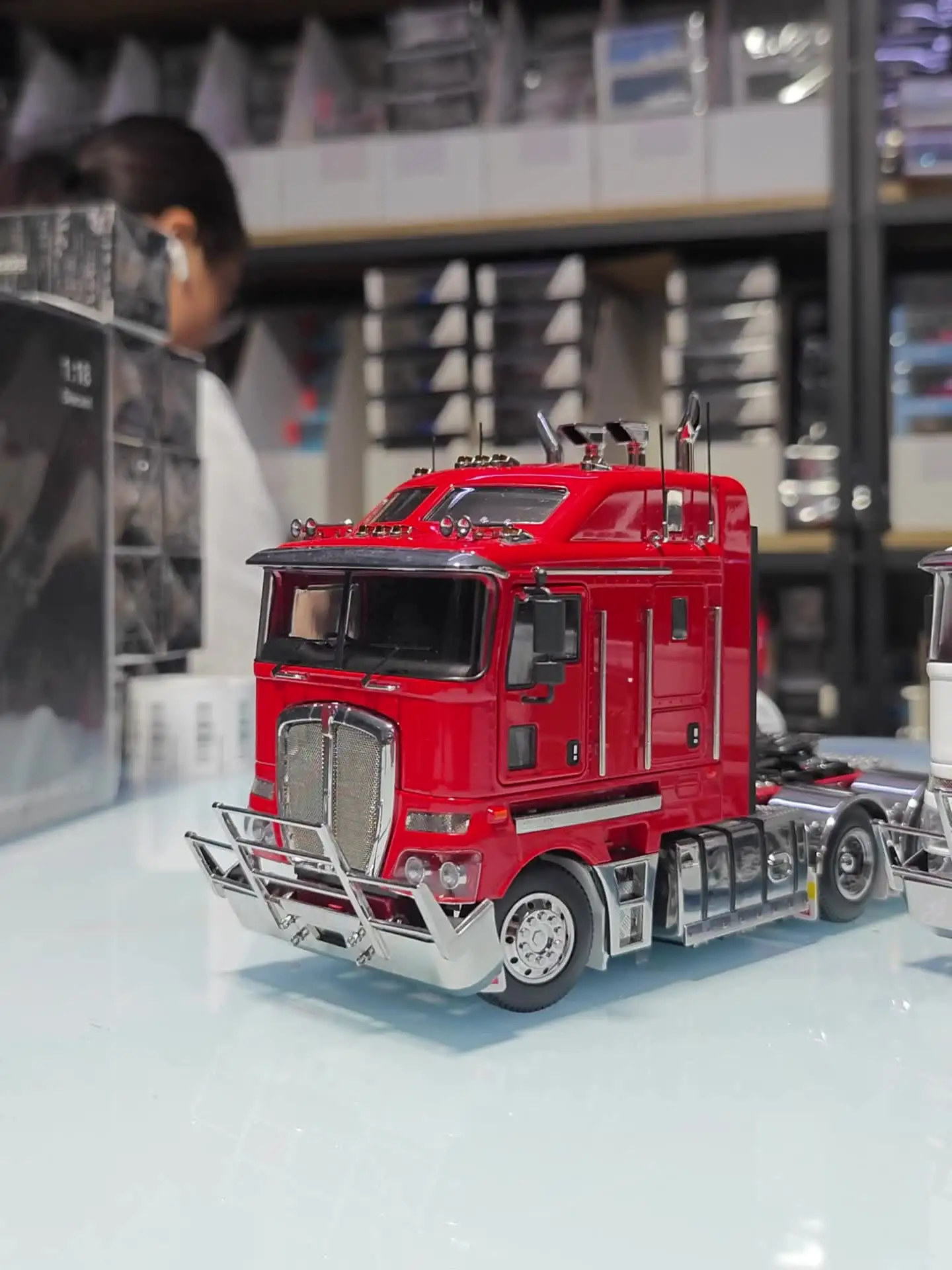 Camión Kenworth K200 1:32 Metal Red