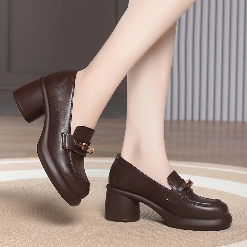 

Мягкие кожаные лоферы в стиле ретро с глубоким вырезом 6 см, элегантная женская обувь с бусинами, осень 2025 г., туфли на блочном каблуке для офисного платья, работы для мамы