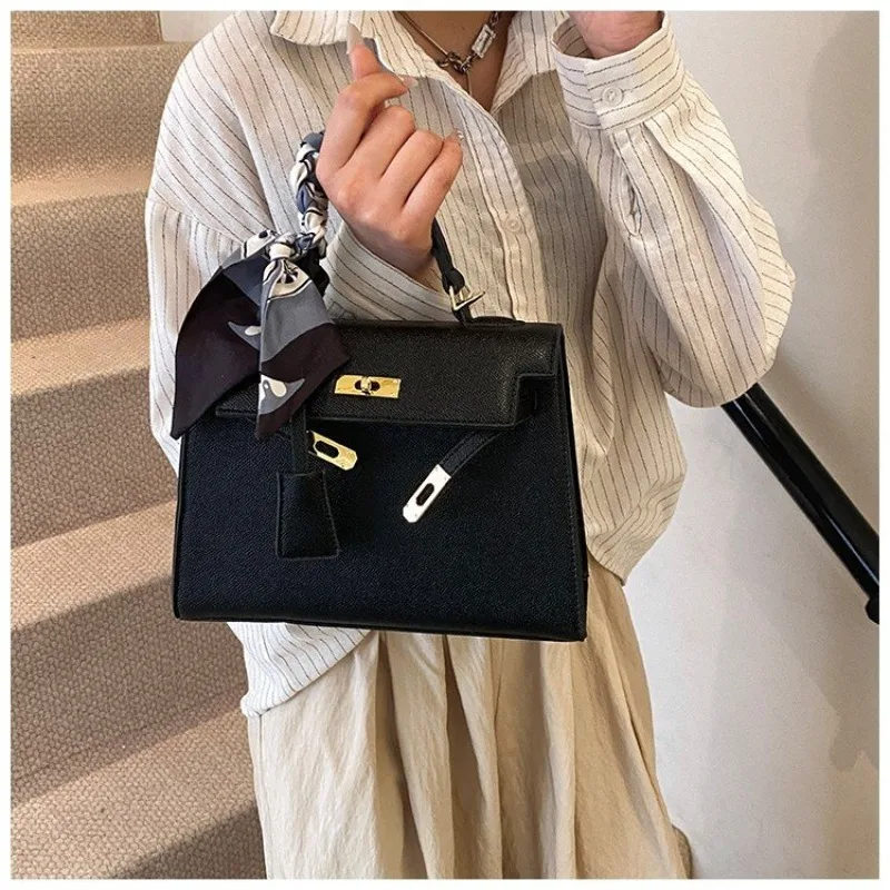 

Stylish Shoulder Bag For Women The Ideal Accessory For A Day Of Shopping And Lunch Dates