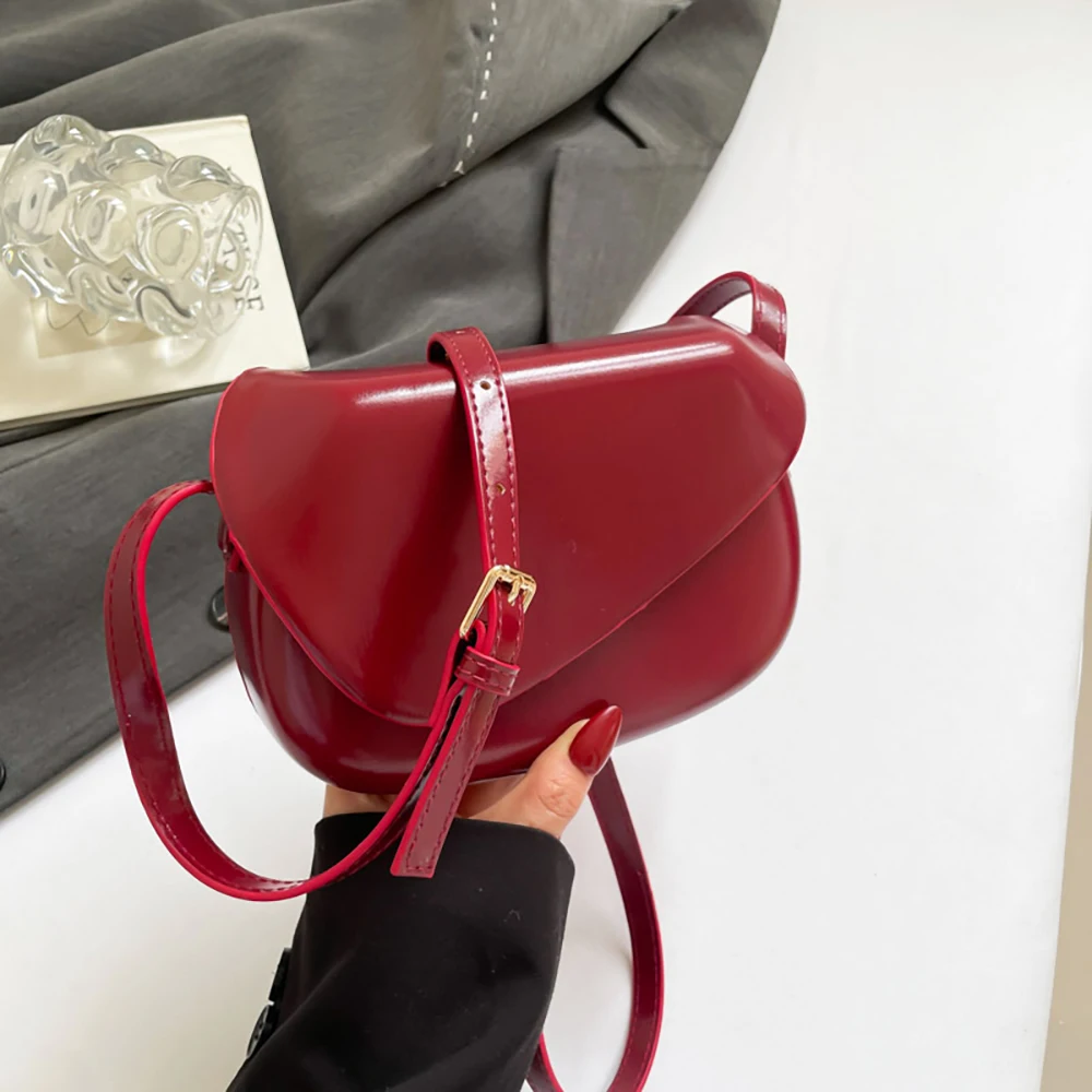 

Глянцевые бордовые красные квадратные сумки на плечо для женщин, вечерняя сумка на танкетке, роскошная дизайнерская женская дорожная сумка через плечо, новинка 2023 года