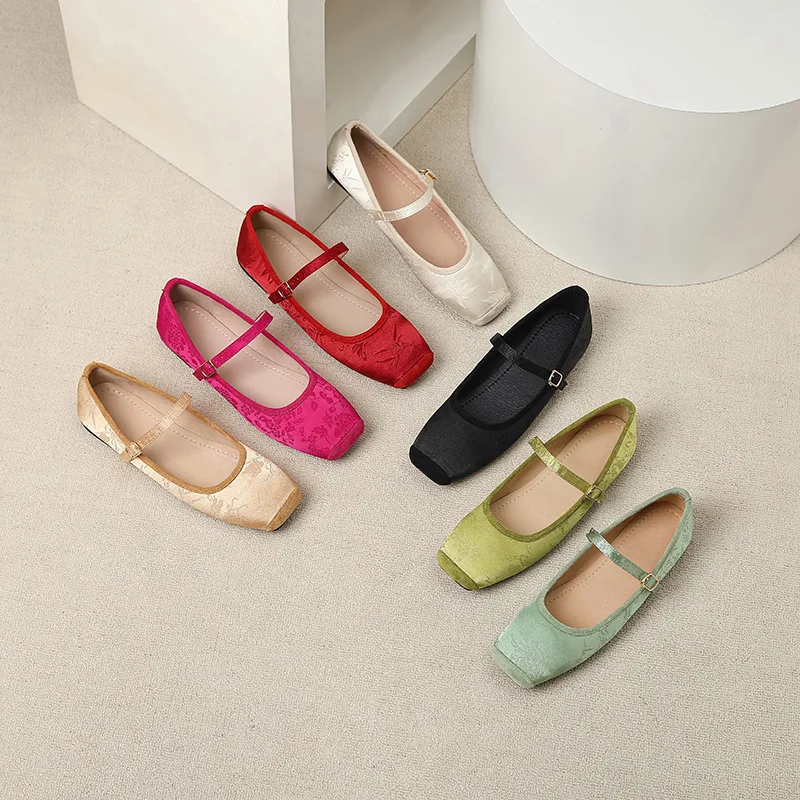 

2026 женские разноцветные блестящие жаккардовые туфли Мэри Джейн с пряжкой и ремешком с квадратным носком, повседневные удобные удобные туфли на плоской подошве Q-656