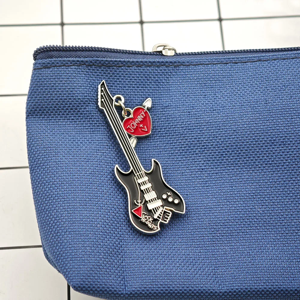 Johnny Rock Gitarren-Anstecknadel mit Emaille-Verzierung, Herz- und Pfeil-Design, Metall-Brosche, Punk-Musik-Fan-Sammlerstück, Revers- und Rucksack-Dekoration, Geschenk – Detail 8