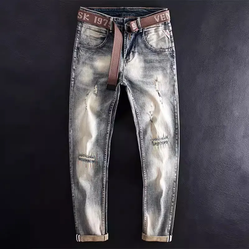 Jeans da uomo retrò alla moda del Designer Jeans Hip Hop impiombati ricamati da uomo retrò grigi blu lavati elastici traforati