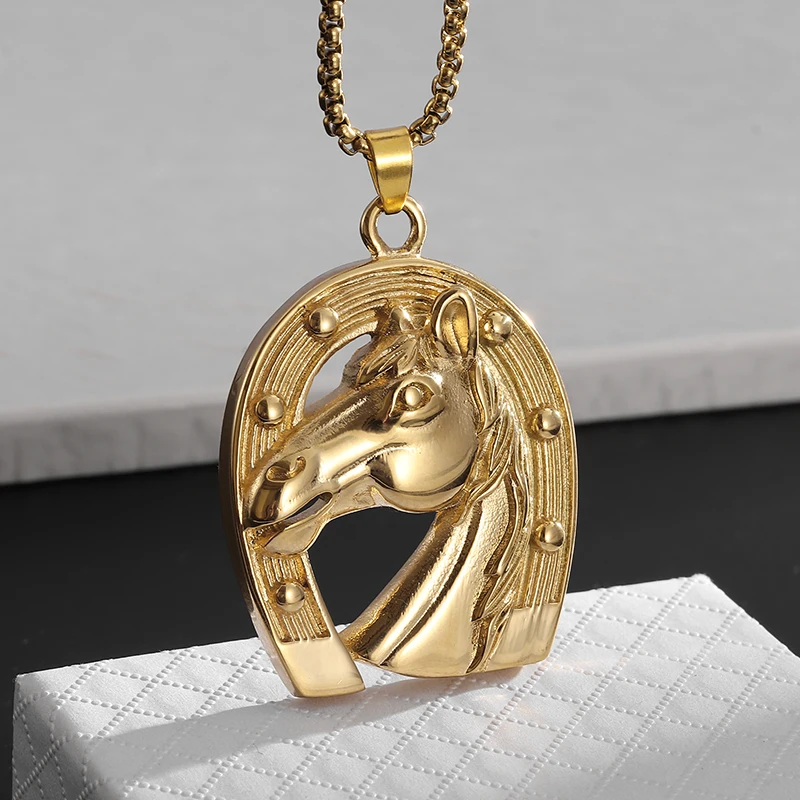 Exquisite Fashion Jockey Club Horse Medal Pendant Necklace Men\'s Gold Plated Metal Round Coin Ice Out Glittering Hip Hop Jewelry