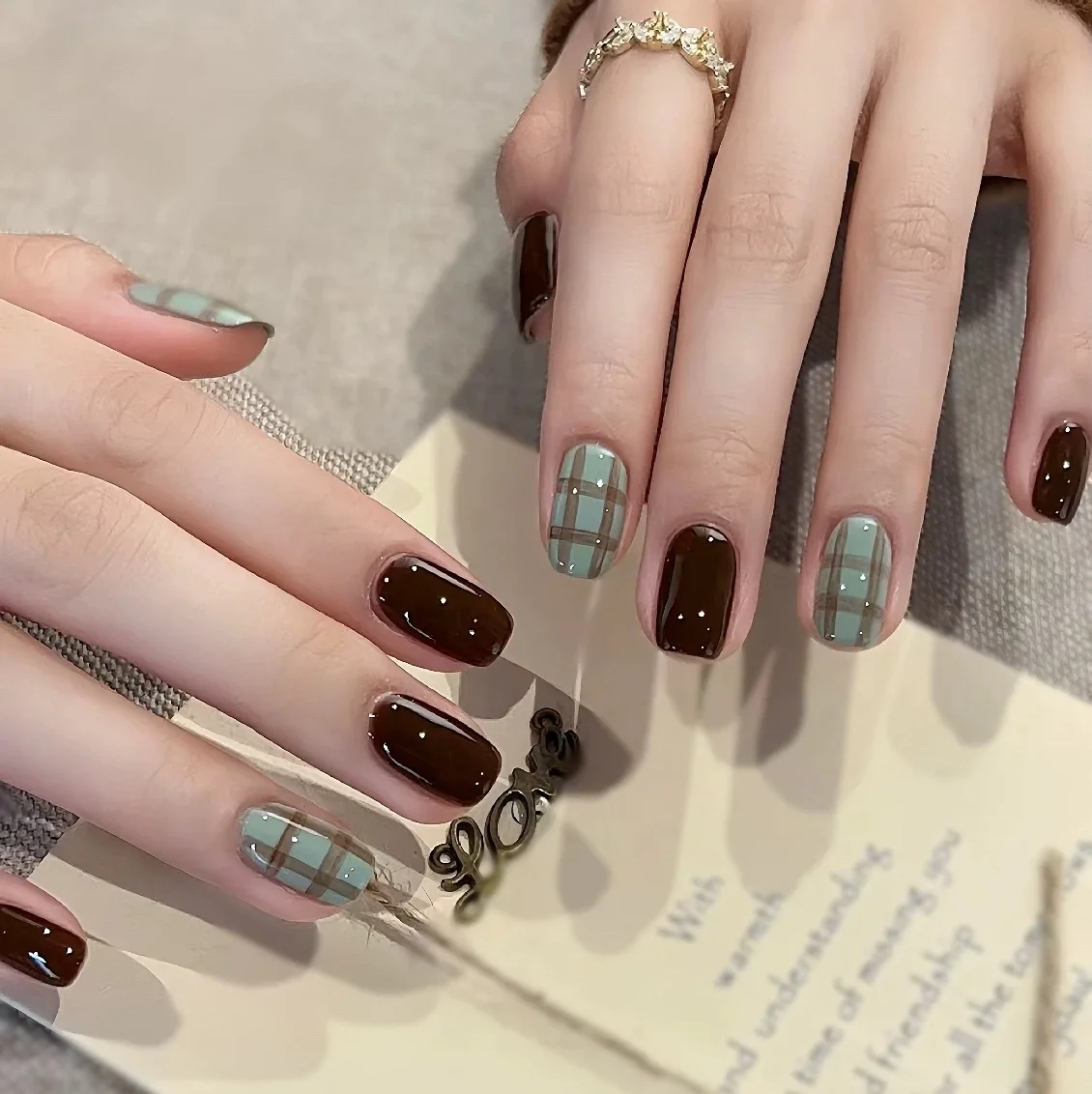 Jesień Zima Press On Nails Handmade Burgundy Grey Blue Clashing Colours Checkered Simple Fałszywe naszywki na paznokcie Zdejmowane wielokrotnego użytku