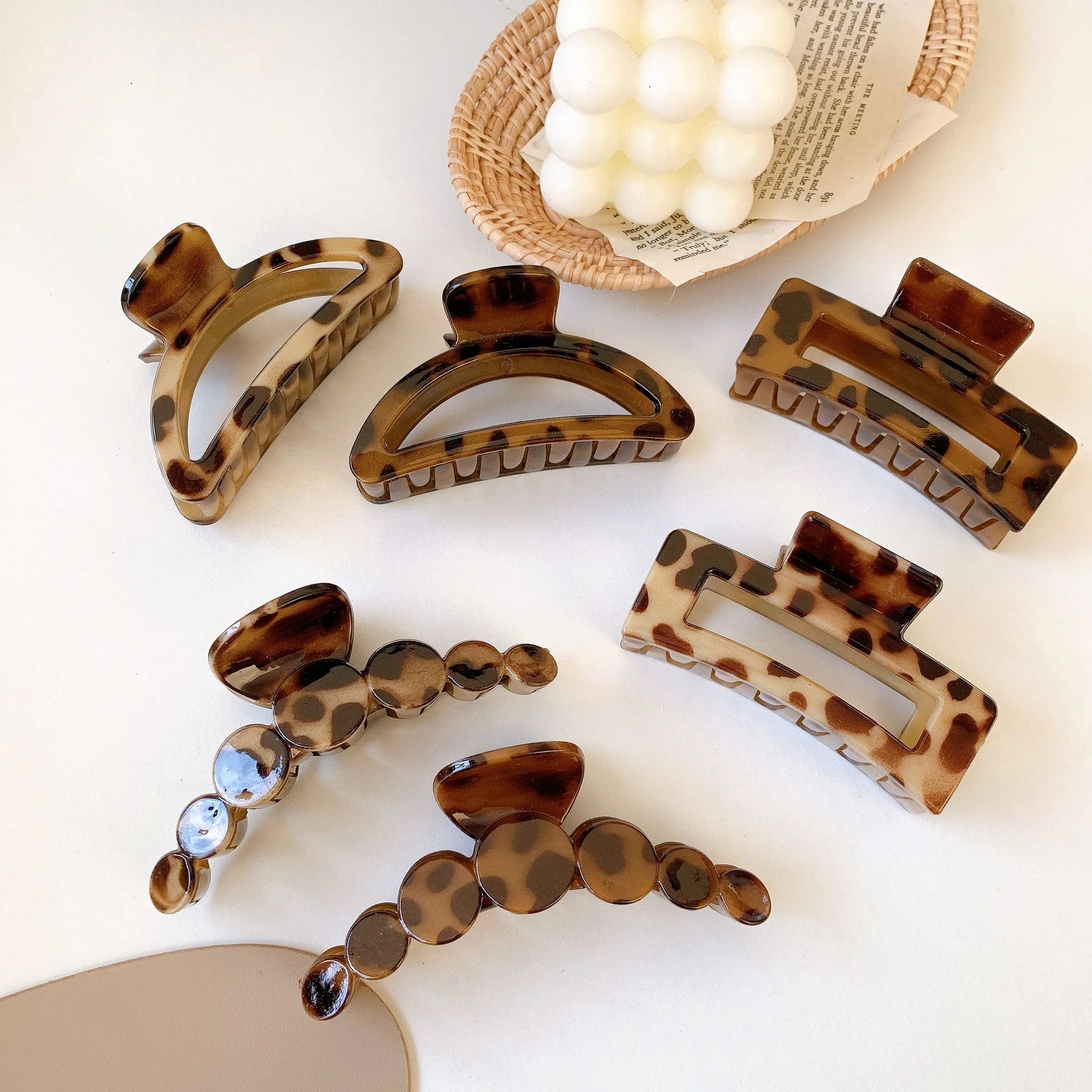 

Large Acetate Hair Clip Hair Clip for Women and Girls Hair Accessories Hairstyling Elegant Leopard Print Resin Claw Clip