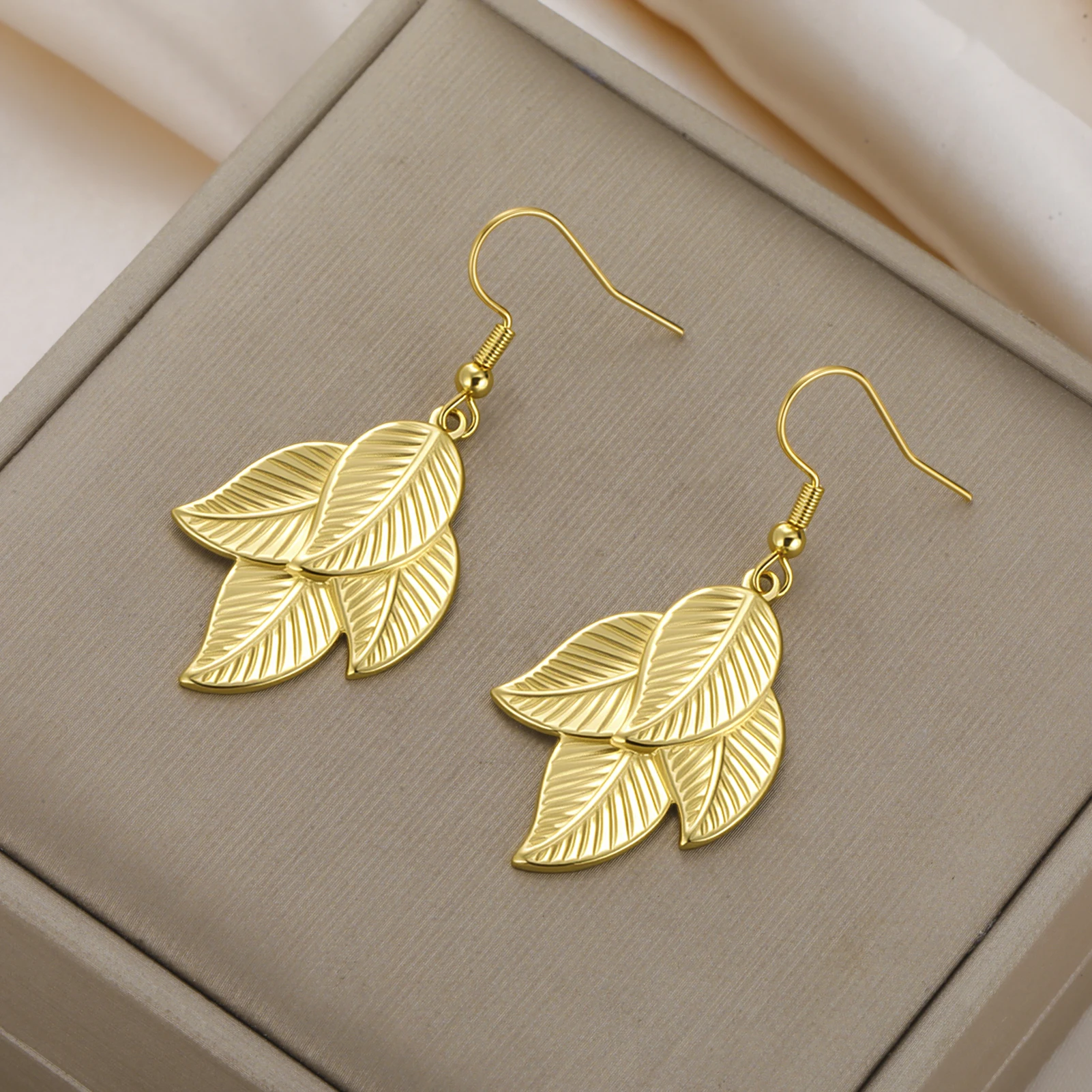 COOLTIME Trendige Blatt-Ohrringe für Damen aus Edelstahl in Goldfarbe, Modische Schmuck-Ohrringe im Großhandel – Detail 6