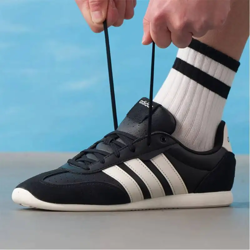 Populares zapatillas Adidas de gamuza negra estilo retro para skate, con tres rayas blancas, informales para caminar, para hombre y mujer HQ7382
