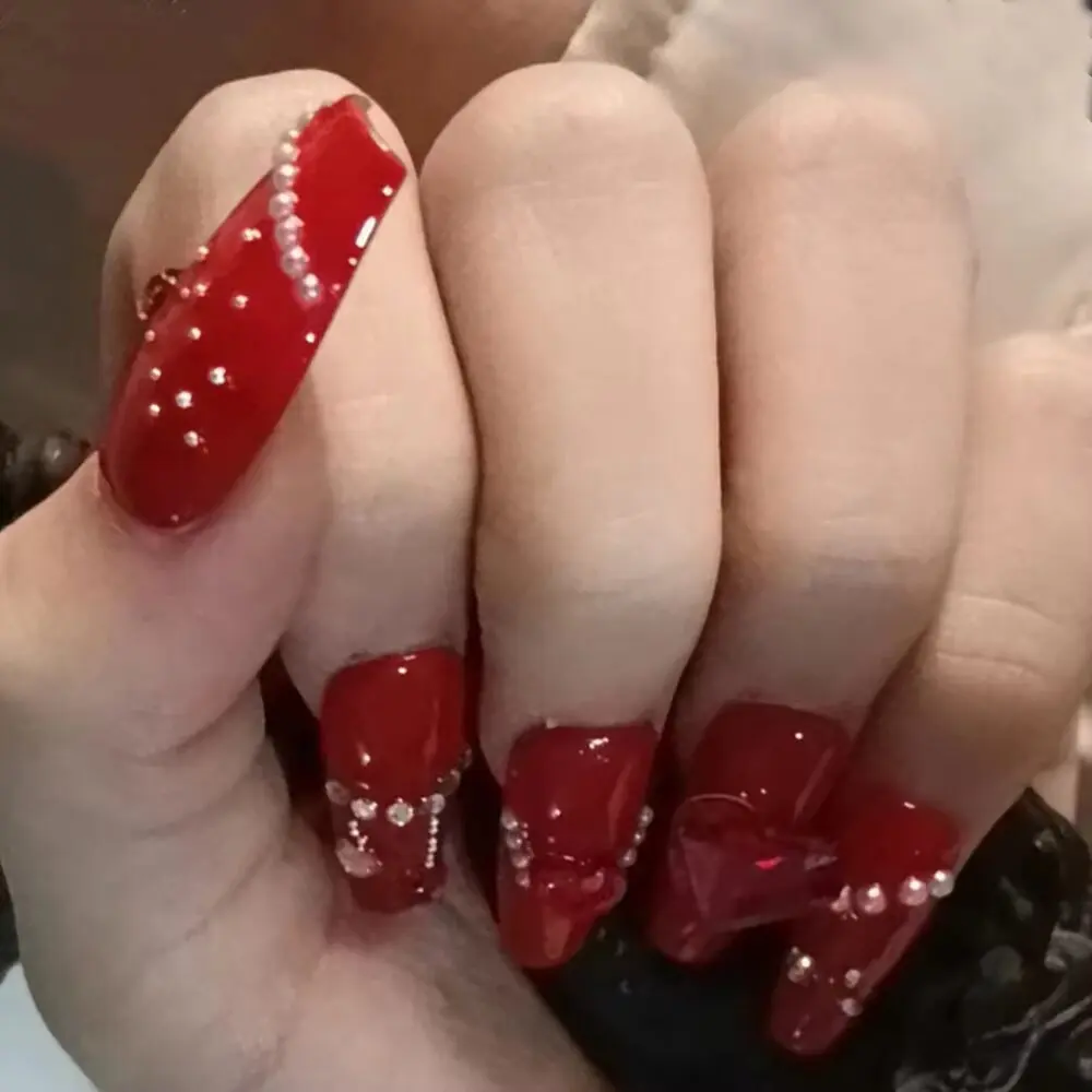 เล็บปลอมสีแดงทันสมัยพร้อม Rhinestones เงาไข่มุกตกแต่งโลหะทนทานงานแต่งเล็บอย่างเป็นทางการ