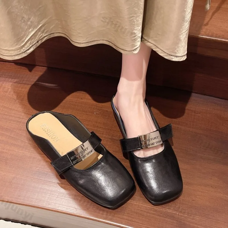 Chaussures plates Mary Gasoline pour femmes, Parker carré, nouvelle robe de soirée de printemps, sandales à la mode, pantoufles décontractées, demi-pantoufles rétro, 2025