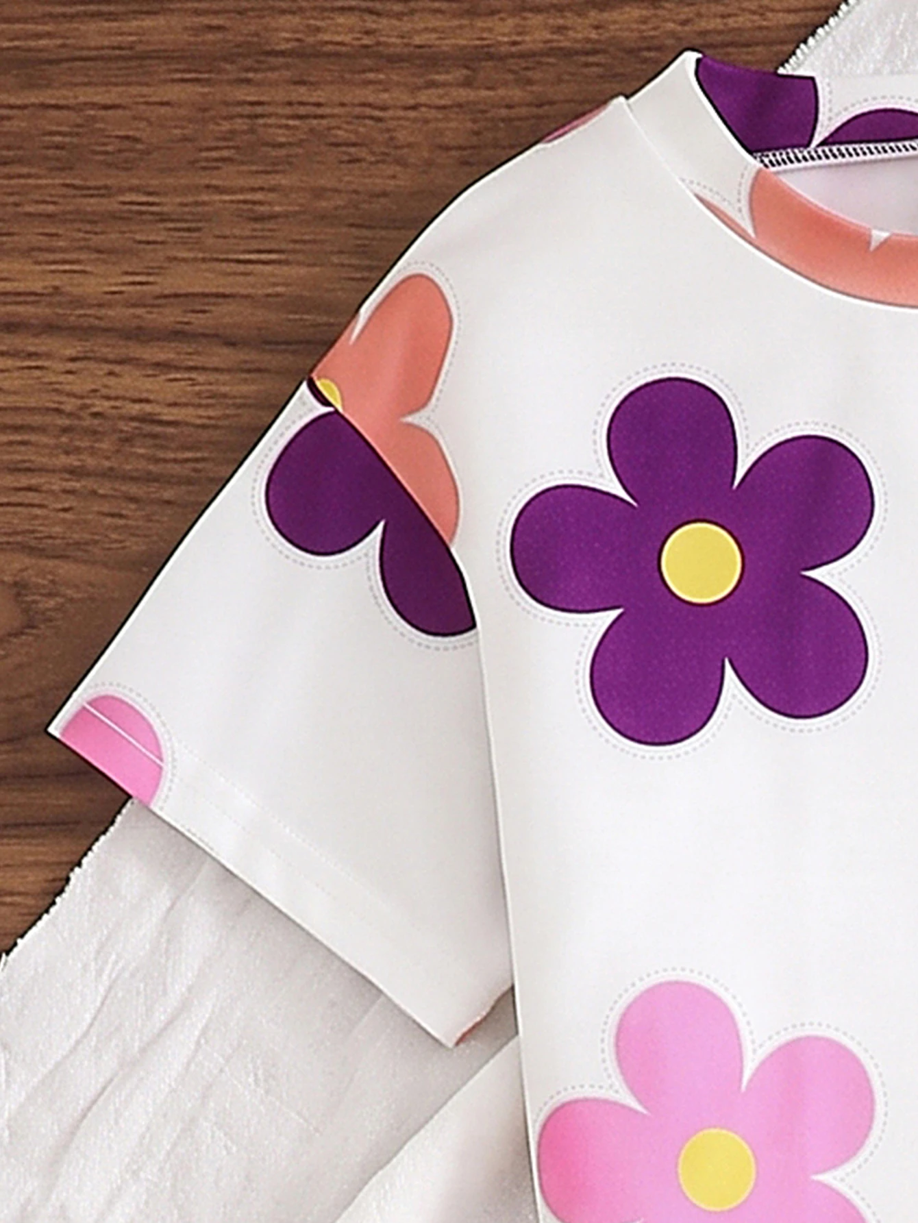 Sommer-Outfit für Mädchen, 2-teilig, bunt bedrucktes Kurzarm-T-Shirt mit Blumenmuster und weit geschnittene Hose im Denim-Look, lässiges Set für Kinder von 4-8 Jahren. – Detail 4