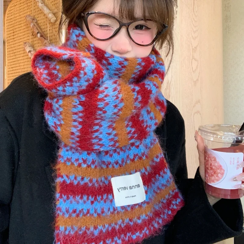新作、男女兼用、ストライプ柄のニットマフラー。厚手で暖かく、柔らかく、ふわふわとした肌触り。カップルで使えるショールとしても。秋・冬のファッションアクセサリー。