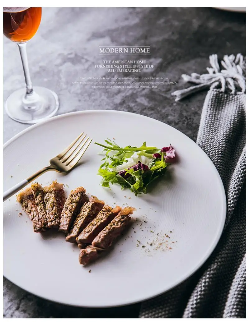 Reinweißer runder westlicher Steakteller aus Keramik, flaches Haushaltsgeschirr, Abendessen, Wohnzimmer