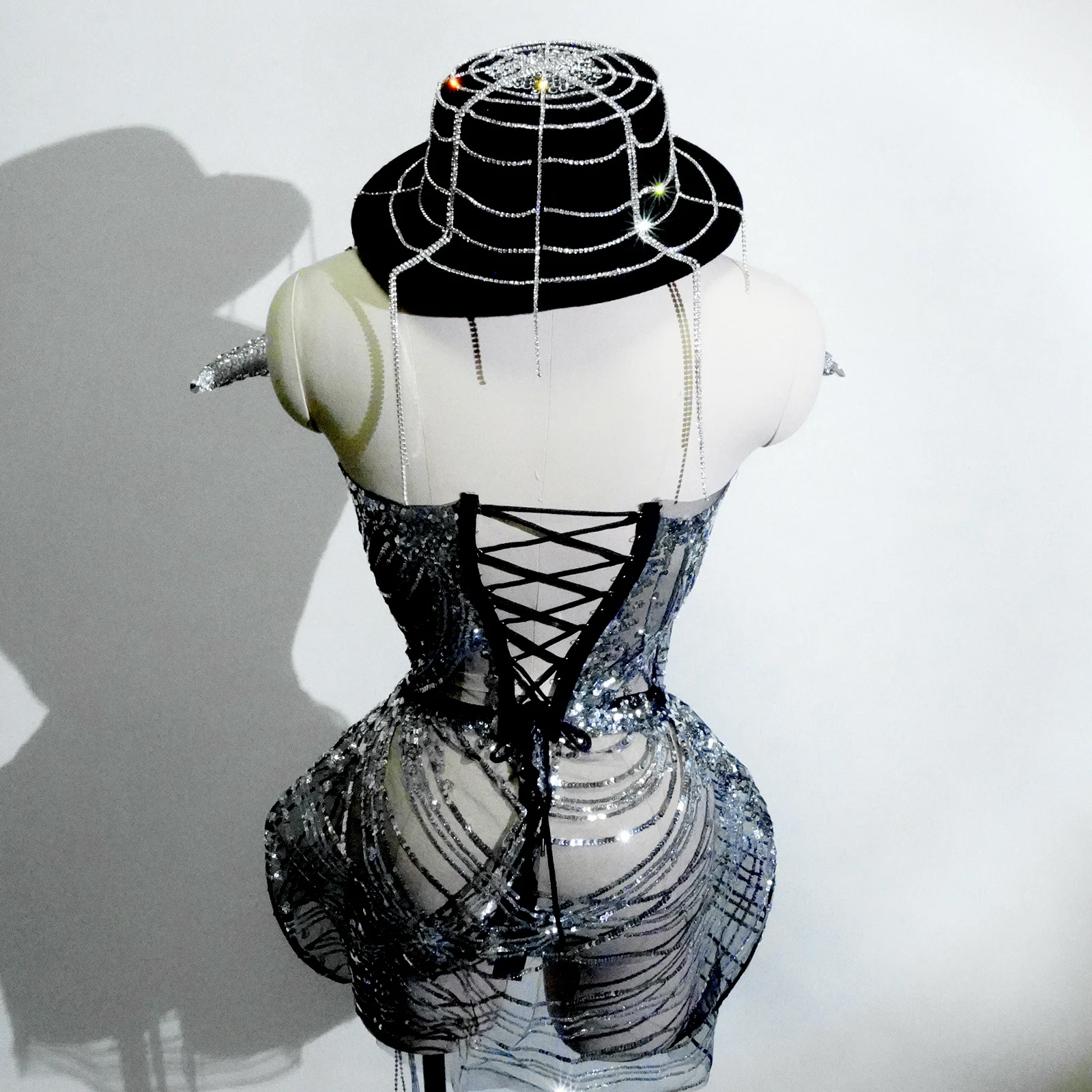 光沢のあるスパンコールメッシュオフショルダーステージパフォーマンスドレスブラックウェブシェイプトップハット誕生日パーティークラブダンスパフォーマンスコスチューム