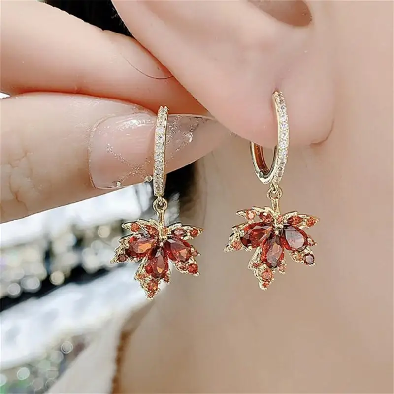 1/5PAIRS Beautifully Red Maple Leaf Earrings Versatile And Eye-catching Design Unique Fall And Winter Earrings