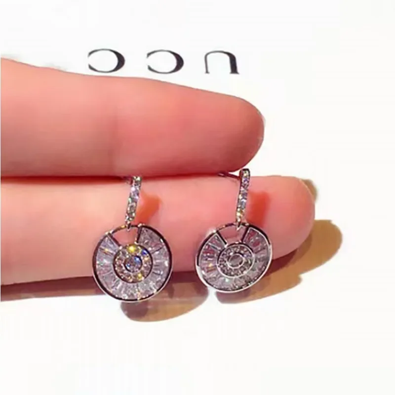

Minimalist Ins Fashion Round Niche Design Earrings for Women with Diamond Studded Geometric Temperament Earrings and Earrings