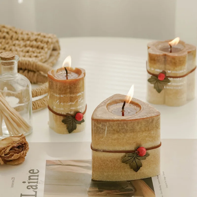 

Natural Botanical Scented Candle with Leaf Berry Decor Calm Herbal Aroma Aromatherapy Pillar Candle for Serene Home Moments