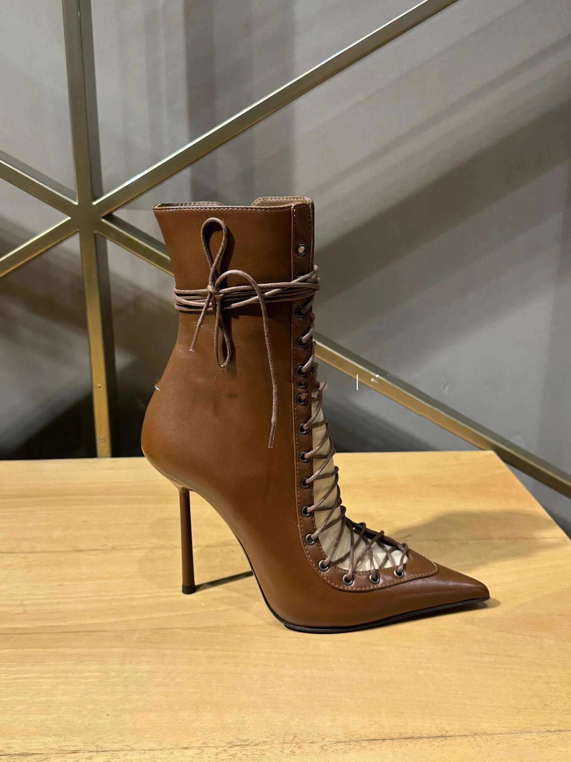 

Коричневые женские сапоги-ботфорты на шнуровке с вырезами, остроносые, на тонком высоком каблуке, осенне-зимние, в стиле рыцарских сапог, волшебные сапоги-чулки