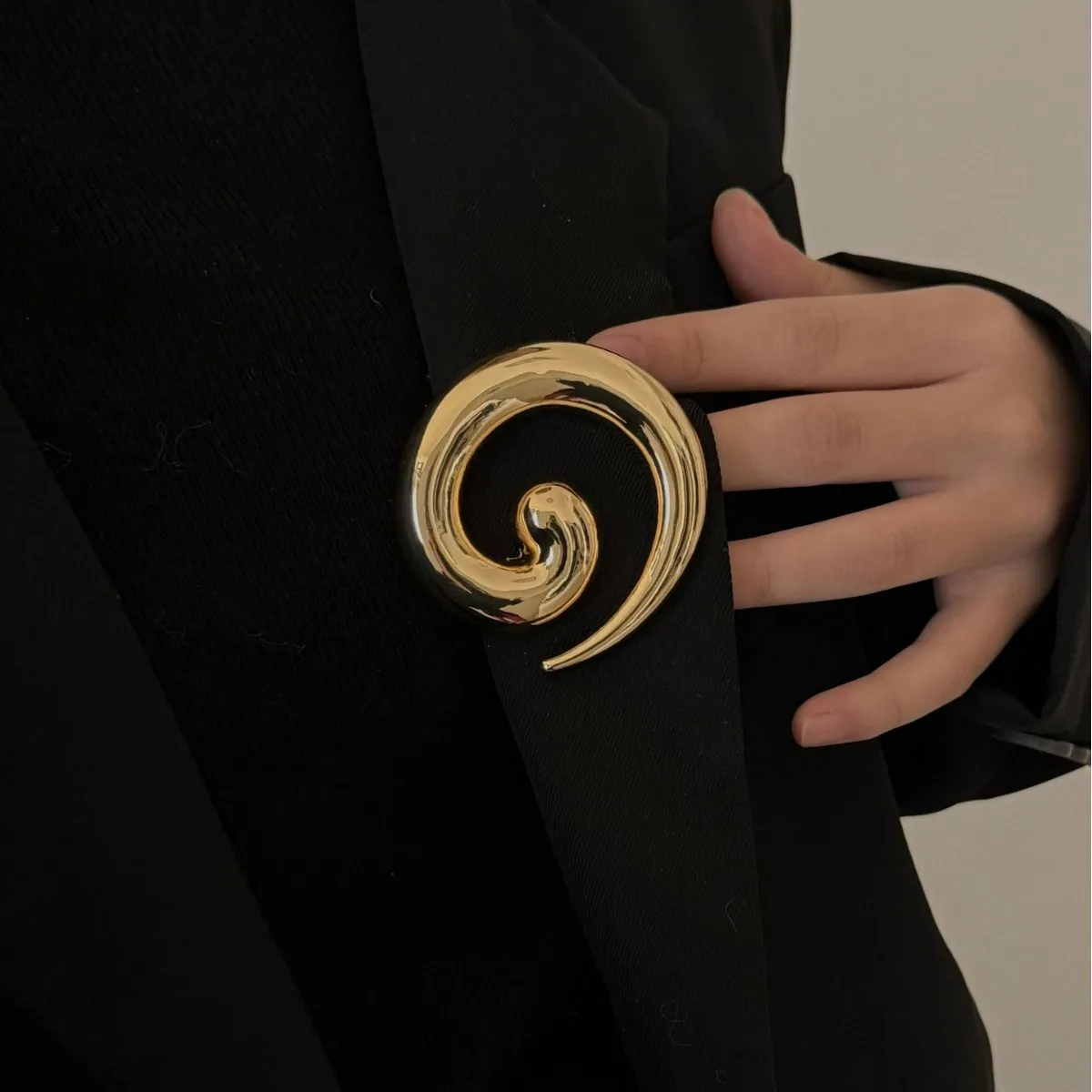 

Vintage Gold-plated Irregular Metal Smooth Spiral Vortex Broochs for Women Men Suit Corsage Pins Party Jewelry Accessory Gifts